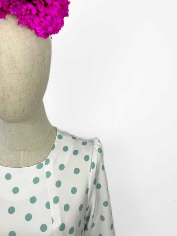 Traje color blanco con lunares verde agua - Imagen 5