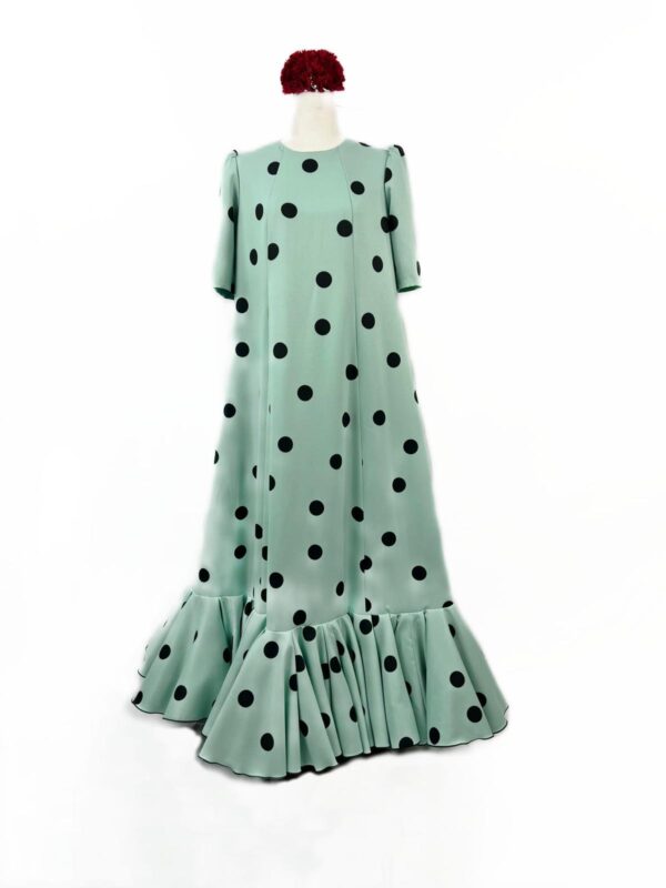 Traje de color verde con lunar negro